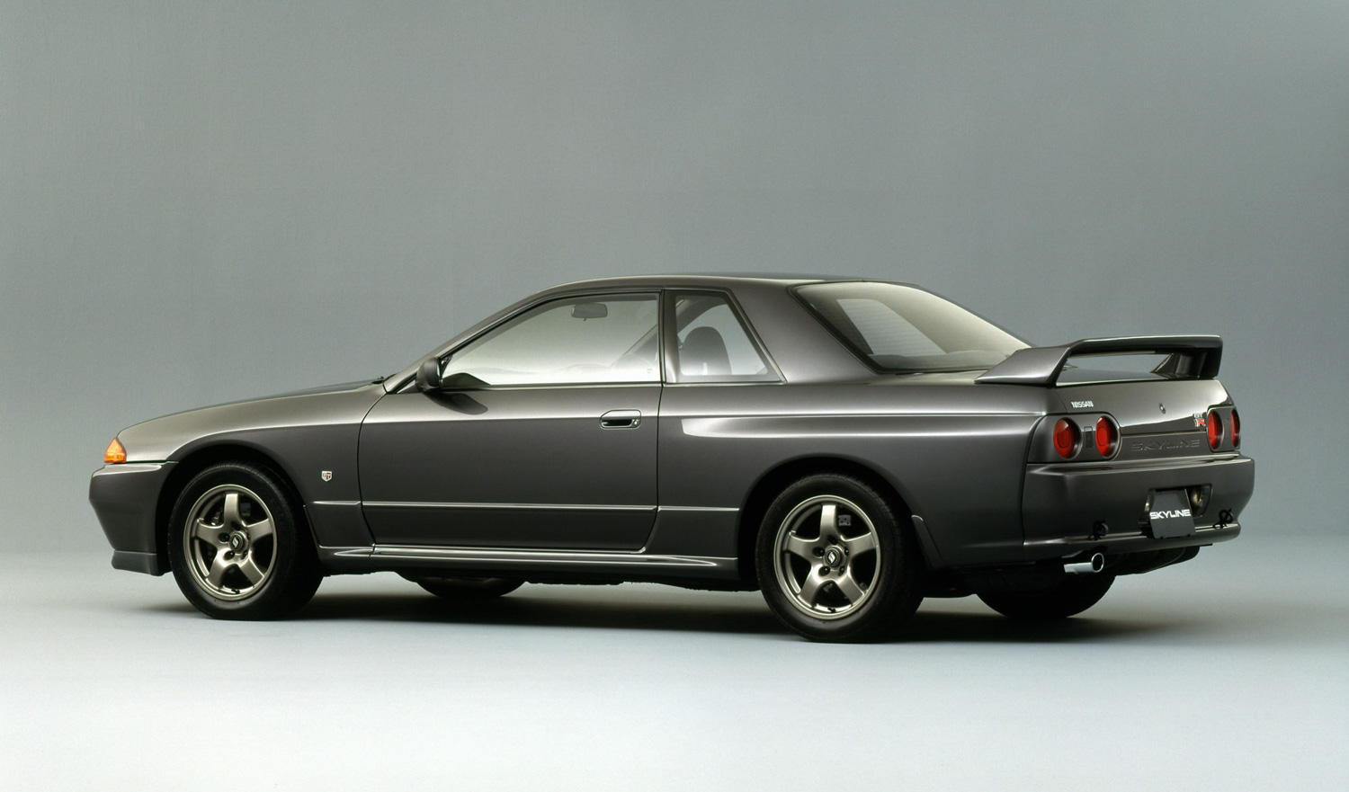 1989-Nissan-Skyline-GT-R-BNR32_rear.jpg